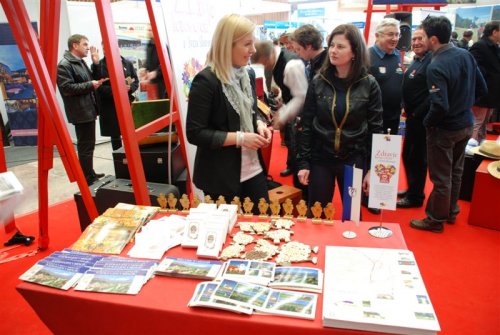 Obiskovalki si ogledujeta mengeške maskote - backe